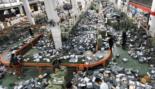 중국의 한 택배 업체에서 근로자들이 배달상품을 분류하고 있다.  연합뉴스